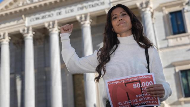 La profesora Ángela Sánchez-Pérez a las puertas del Congreso de los Diputados.