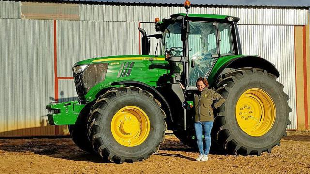Beatriz con su tractor