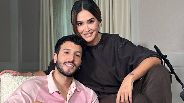 El cantante Sebastián Yatra junto a su entrevistadora, Vicky Martín Berrocal, en una fotografía tomada el día de la entrevista.