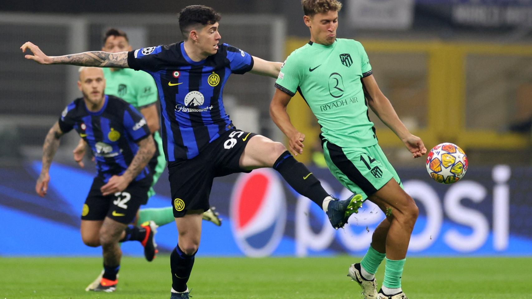Llorente se lleva el balón en una acción dividida en el partido ante el Inter.