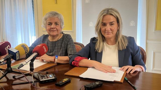 Tolón -derecha- junto a Mari Luz Fernández en Cuenca este martes.