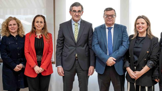 Fotografía de grupo de la firma del convenio entre HM Hospitales y Fundación ONCE.