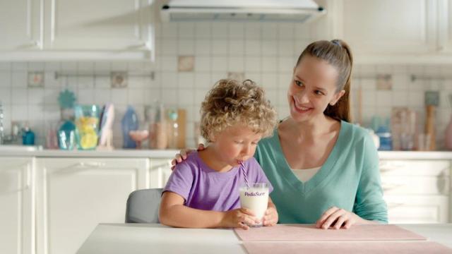 El complemento alimenticio PediaSure® contiene nutrientes que pueden ayudarte con el crecimiento¹, las defensas² y a la atención y memoria³ de tus hijos