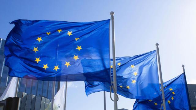 Banderas de la UE ondean en La Défense (París).