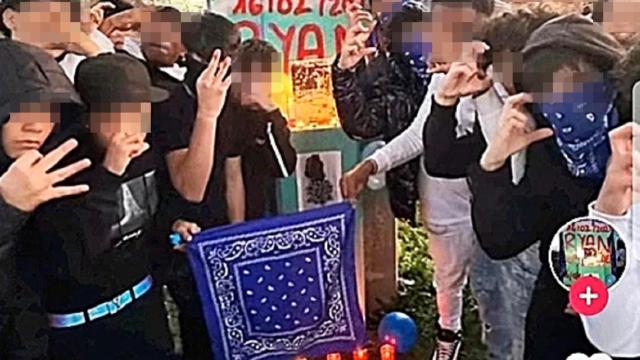 Un grupo de jóvenes delante del homenaje a Ryan en Getafe.