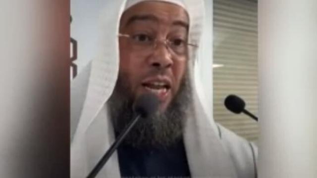 El imán investigado en Francia por apología del terrorismo y delito de odio tras decir que la bandera nacional es satánica.