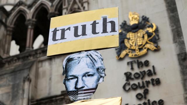 Una pancarta a favor de Assange a la entrada de los Reales Tribunales de Justicia de Londres el 20 de febrero.