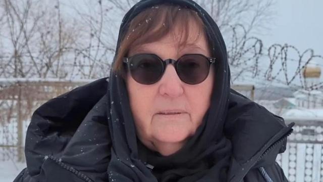 Liudmila Naválnaya, madre de Navalny, a las afueras de la prisión donde murió su hijo