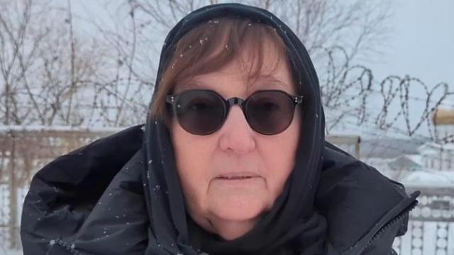 Liudmila Naválnaya, madre de Navalny, a las afueras de la prisión donde murió su hijo