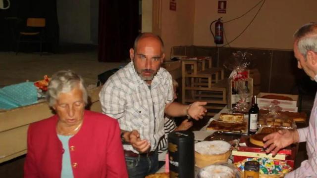 El sacerdote en una actividad parroquial.