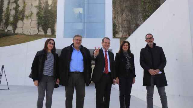 Visita del alcalde de Vigo, Abel Caballero, y los concejales María José Caride y Javier Pardo al ascensor Halo, a 20 de febrero de 2024.