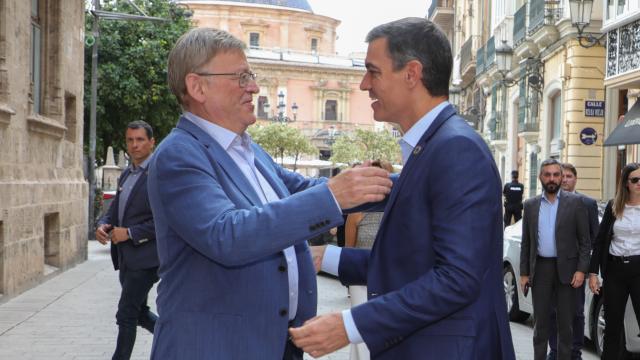 Ximo Puig saluda a Pedro Sánchez en una imagen de archivo. EE