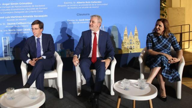 Almeida, Collboni y Catalá, en el acto de la CEOE en Madrid. EE