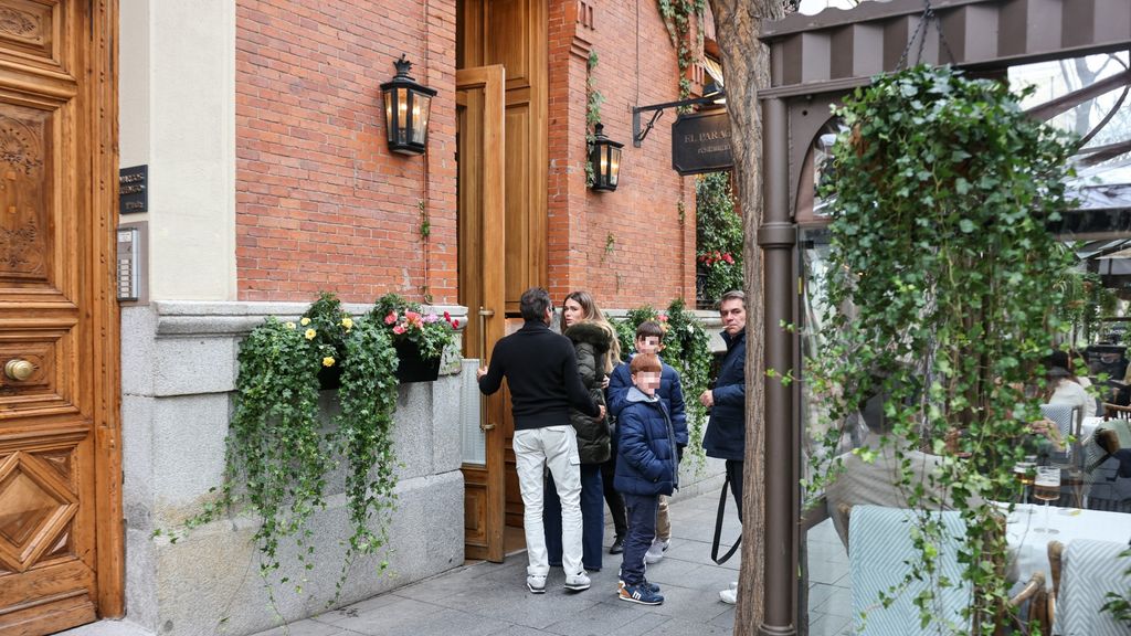 Enrique Ponce, Ana Soria y sus acompañantes, entrando al restaurante.