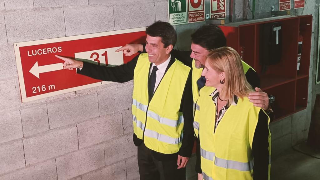 Carlos Mazón, Luis Barcala y Salomé Pradas, en el túnel que conecta Luceros con la futura Estacxión cehtral del Tram.