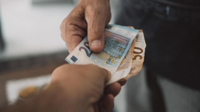 Este es el dinero que puedes donar a tu hijo sin tener que pagar el IRPF en la declaración de la Renta.