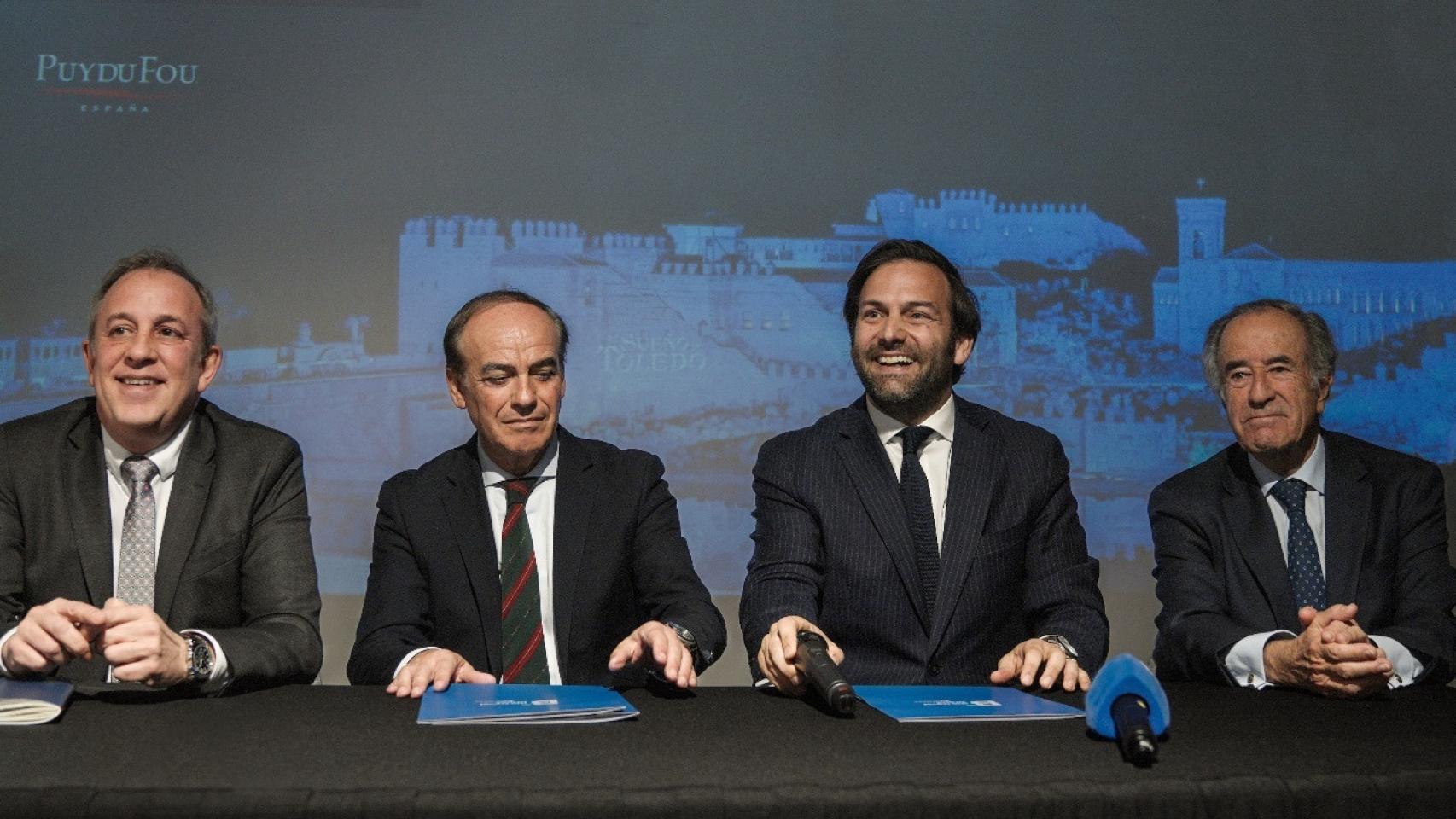 De izquierda a derecha, Juan Carlos González, director general de Ávoris; Vicente Fenollar, presidente de Ávoris; Erwan de la Villéon, consejero delegado de Puy du Fou España y Jesús Sainz, vicepresidente de Puy du Fou España.