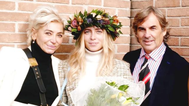 Rachele Gandolfi junto a su madre, Simona Gandolfi, y el príncipe Hubertus de Hohenlohe.