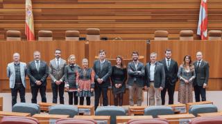 Los 13 procuradores de Vox tras entregar sus credenciales en las Cortes de Castilla y León, el 4 de marzo de 2022.