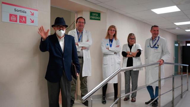 Erneste Casis sale del Vall d'Hebron junto con el equipo que le ha realizado el trasplante pulmonar robótico.