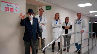 Erneste Casis sale del Vall d'Hebron junto con el equipo que le ha realizado el trasplante pulmonar robótico.