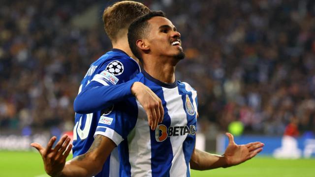 Galeno celebra el gol que le dio el triunfo al Oporto frente al Arsenal