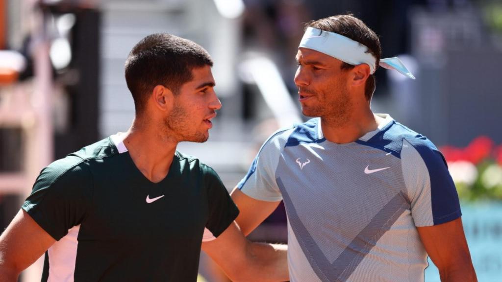 Carlos Alcaraz y Rafael Nadal se saludan en una imagen de archivo