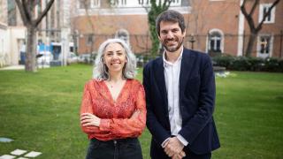 El ministro de Cultura, Ernest Urtasun, posa junto a Jazmín Beirak- Foto: Ministerio de Cultura