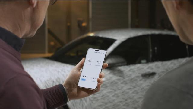 Honor Magic6 Pro es usado para controlar un coche con la mirada