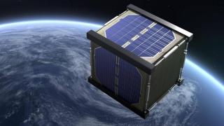 Una reproducción del satélite de madera del programa LignoSat. Universidad de Kyoto