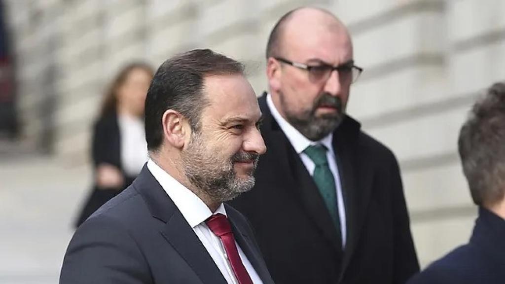 El exministro de Transportes José Luis Ábalos. A la derecha, su asesor Koldo García.