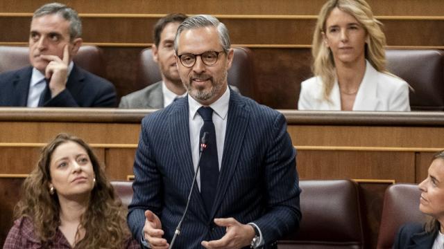 Juan Bravo, este miércoles, preguntando a la ministra de Hacienda desde su escaño.