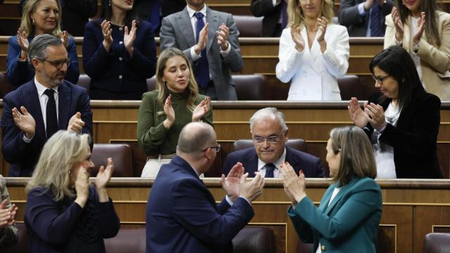 La bancada popular del Congreso aplaude a Esteban González Pons.