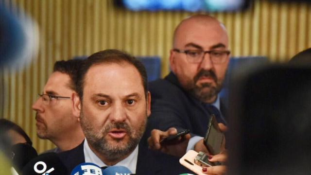 Koldo García Izaguirre, al fondo de la imagen, mientras su entonces jefe, José Luis Ábalos, atiende a la prensa.