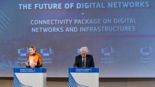 Margrethe Vestager, vicepresidente de la CE y responsable de Competencia, y Thierry Breton, comisario de Mercado Interior en una rueda de prensa.