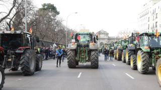 Los agricultores cruzan la Puerta de Alcalá.
