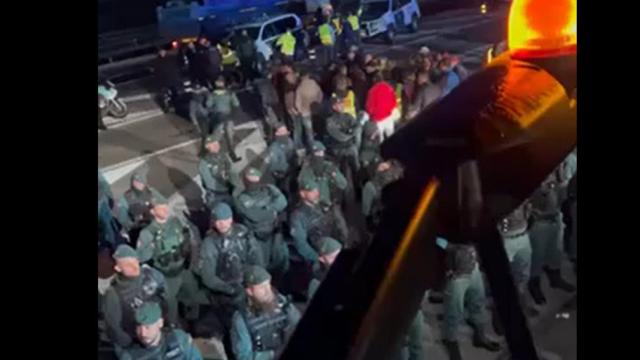 Antidisturbios impiden la salida de tractores en Madrid.