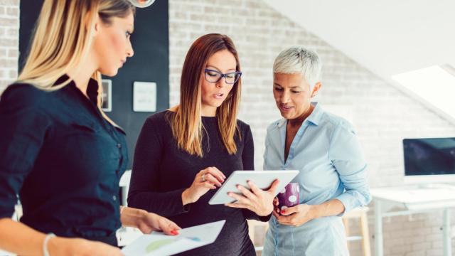 Varias mujeres trabajando en equipo.