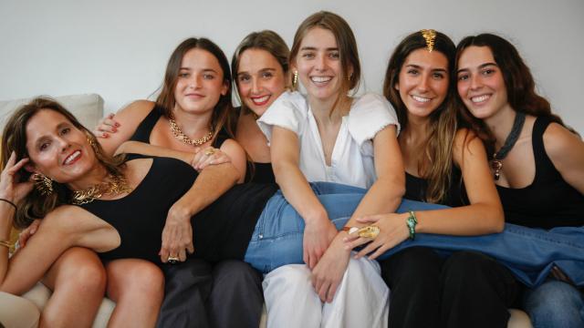 Cris Saracho con algunas de sus clientas