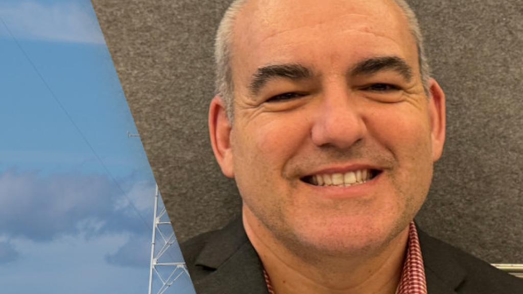El cohete SLS de la misión Artemis y Carlos García-Galán, ingeniero de la NASA.