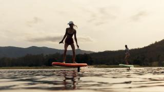 Dos usuarias de la tabla Flite Air en un lago