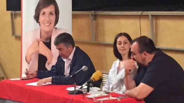 Koldo (derecha); su mujer; Patricia Úriz y Santos Cerdán en 2015 en un acto del PSN.