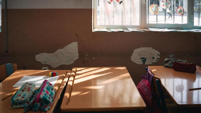 Desconchones en la pared del CEIP Prácticas, ubicado en Nervión.