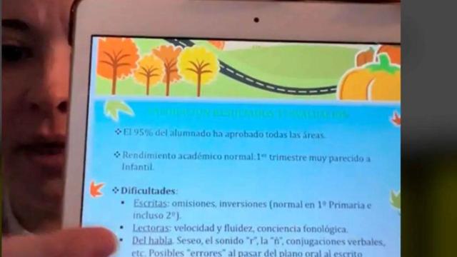 La madre, indignada, enseña el comunicado del colegio