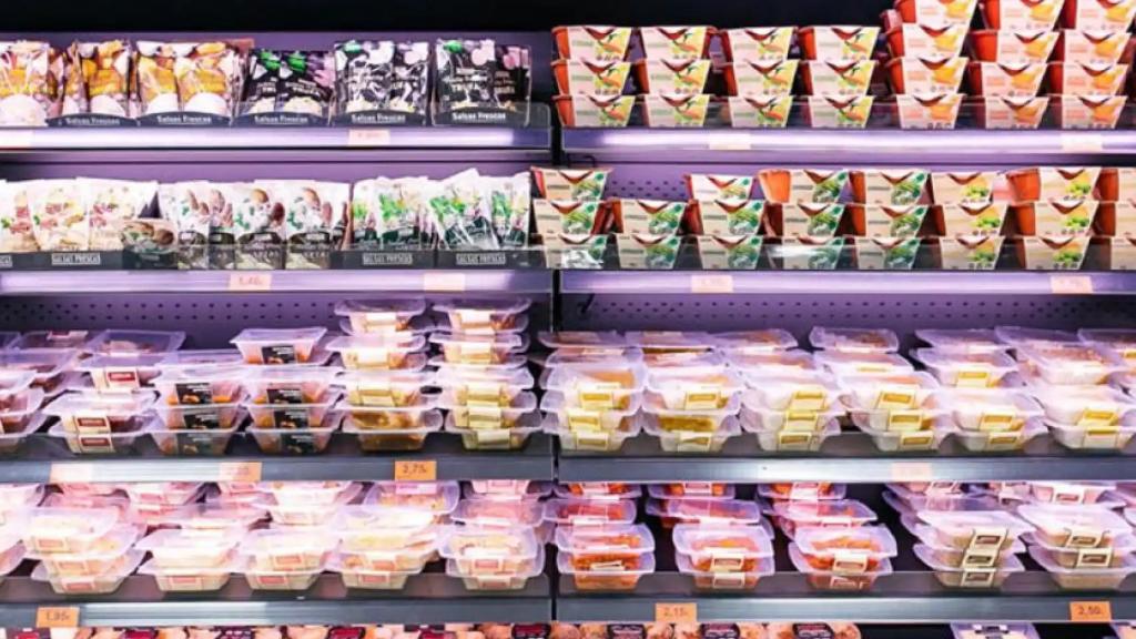Platos de cocina preparada en el pasillo de refrigerados de un supermercado.