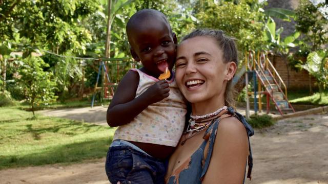 María Galán y una niña sonríen a la cámara.