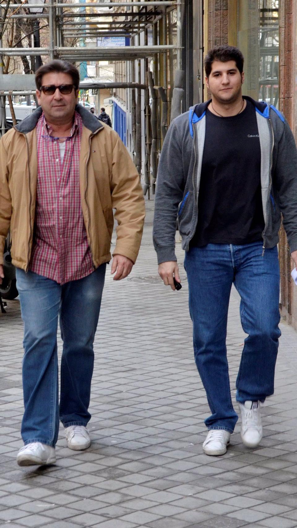 Julián Contreras junto a su padre en una imagen tomada hace unos años.
