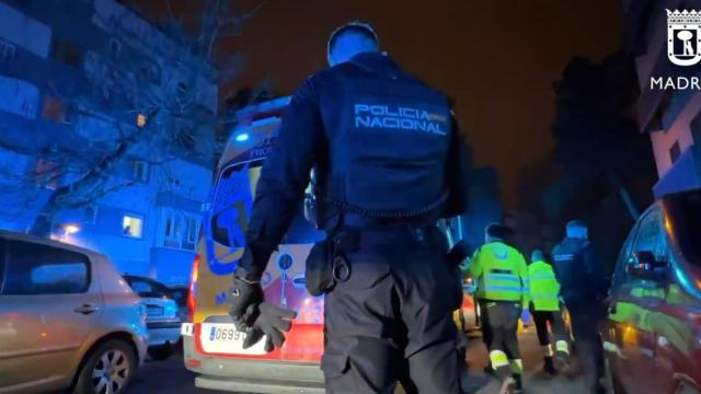 Un agente de la policía nacional en el lugar de los hechos, el pasado 15 de febrero.