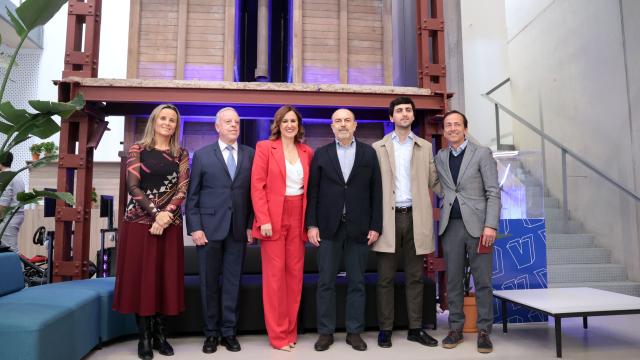 María José Catalá durante la visita este jueves a La Harinera. EE