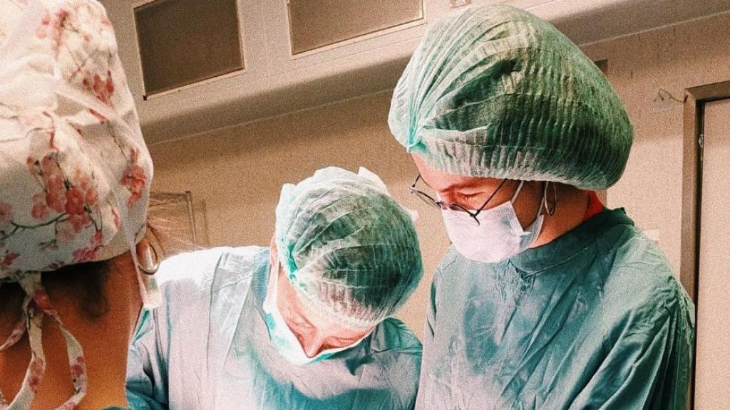 Alicia Albadalejo, número 5 del MIR de 2024, interviniendo en una cirugía.